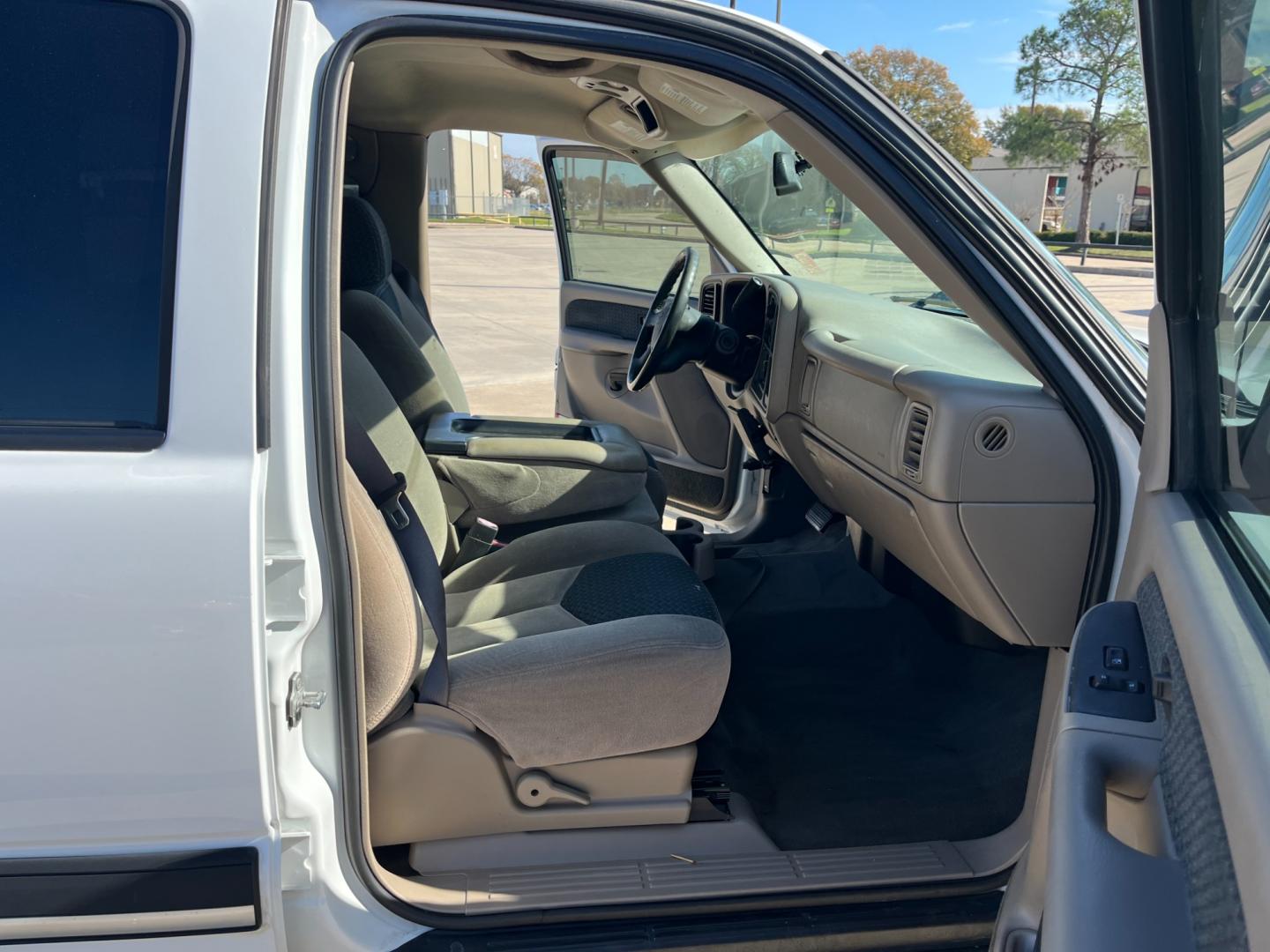 2004 white /gray Chevrolet Avalanche 1500 2WD (3GNEC12T84G) with an 5.3L V8 OHV 16V engine, 4-Speed Automatic Overdrive transmission, located at 14700 Tomball Parkway 249, Houston, TX, 77086, (281) 444-2200, 29.928619, -95.504074 - Photo#11